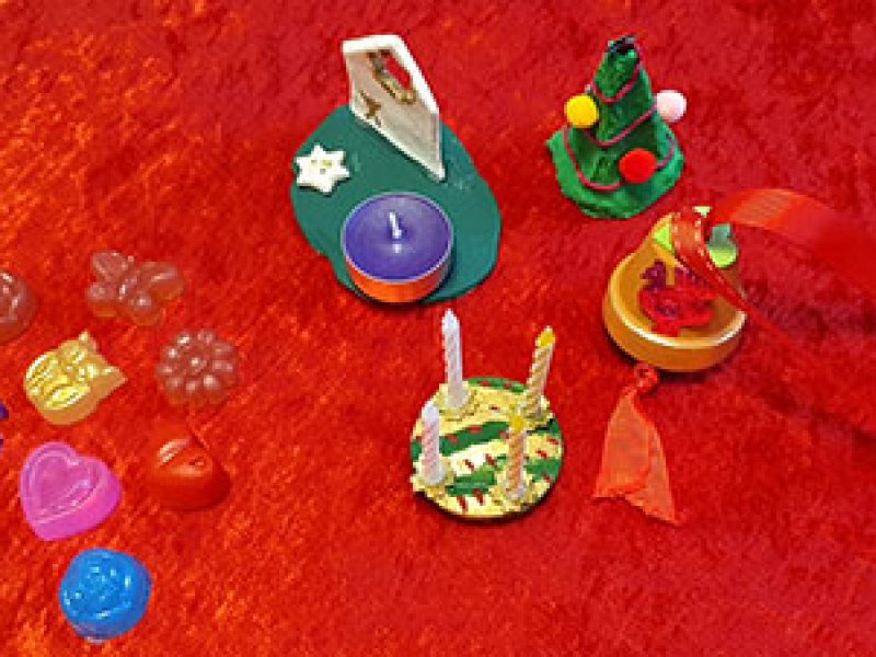 Holen Sie sich Ihr Sackerl vom Konfi-Weihnachtsmarkt in der Bekenntniskirche Weihnachtsbasar der Konfirmand*innen in der Bekenntniskirche - Take-Away-Sackerl